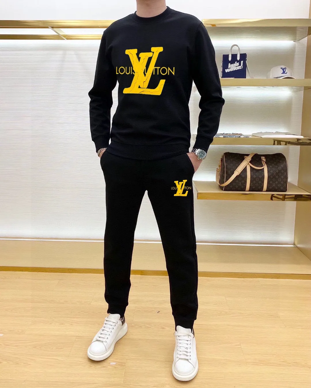 🅿️380 direct batch [LV Louis Vuitton] (Fat Man Gospel) hot-selling suit is coming. Focus on the original version of the official website. 2025 new hot-selling sweatshirt suit. The original order is the best. 🇭🇰The meticulous work of top designers. Just for a fitting and perfect upper body effect. 100% natural high-quality Roman cotton, close-fitting comfort, noble and elegant! Original hardware embodies elegance and nobility! Counter size: M-5XL (maximum wear up to 220 pounds)